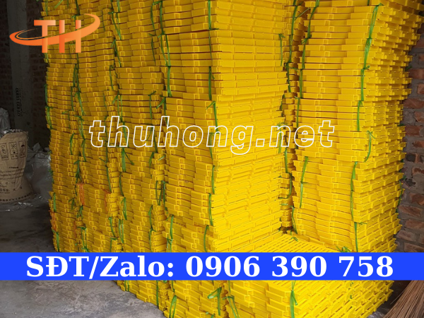 sàn nhựa nuôi heo màu vàng