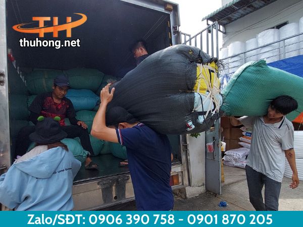 Thu Hồng giao bao đựng xơ dừa cho khách Thu Hồng giao bao đựng xơ dừa cho khách