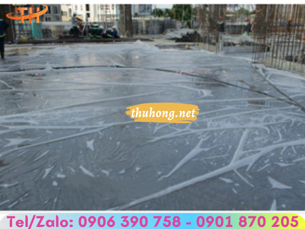 Trải màng nilon để đổ bê tông