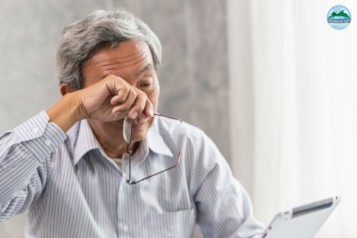 Người già mắt bị mờ Người già mắt bị mờ