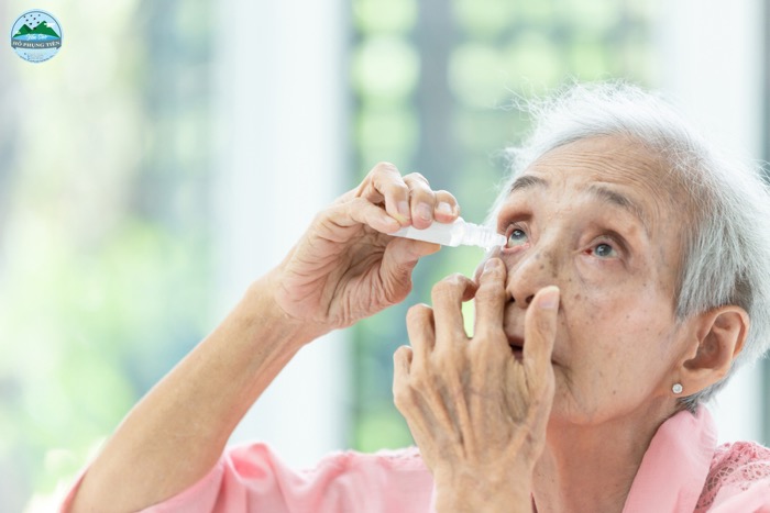 Người già mắt bị mờ Người già mắt bị mờ