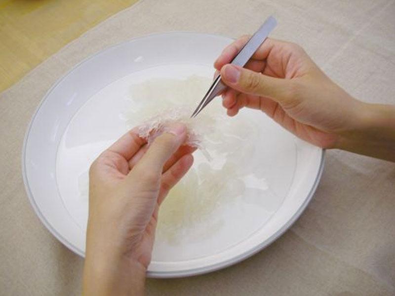 Trước khi đưa đi chế biến ta vẫn nên ngâm yến cho mềm Trước khi đưa đi chế biến ta vẫn nên ngâm yến cho mềm