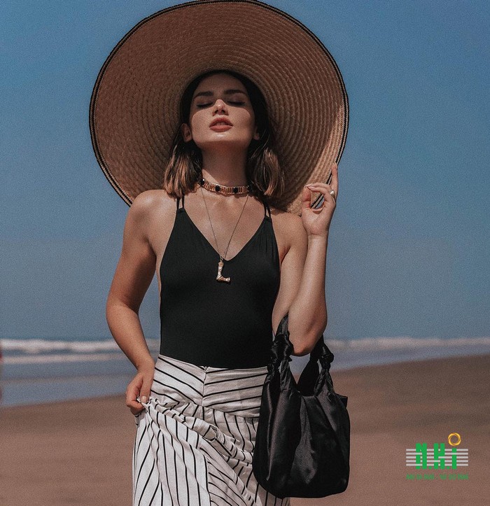 Mũ rộng vành là một phụ kiện dễ dàng kết hợp với những bộ váy, đầm Mũ rộng vành là một phụ kiện dễ dàng kết hợp với những bộ váy, đầm