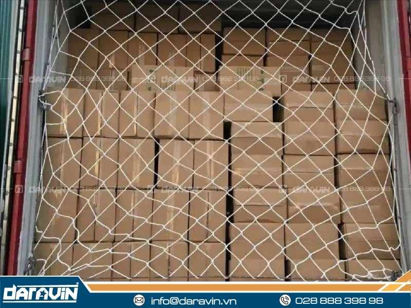 Lưới chắn container giúp cố định hàng hóa chắc chắn, ngăn rơi đổ khi mở cửa thùng