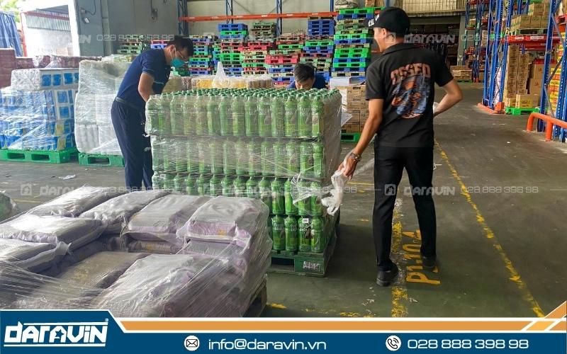 Tại các trung tâm phân phối của Bách Hóa Xanh, việc quấn pallet bằng màng PE nhiều vòng làm chậm tốc độ xuất kho và gây áp lực lớn cho nhân sự vào giờ cao điểm