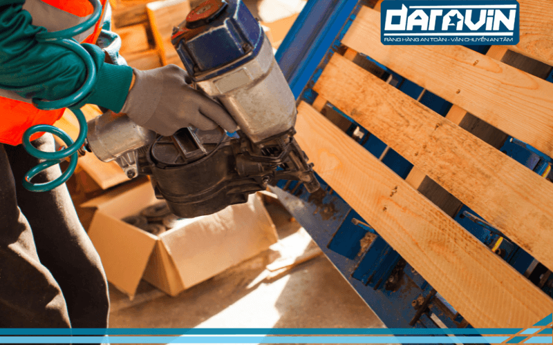 Bắn đinh cố định các thanh gỗ tạo thành pallet hoàn chỉnh Bắn đinh cố định các thanh gỗ tạo thành pallet hoàn chỉnh