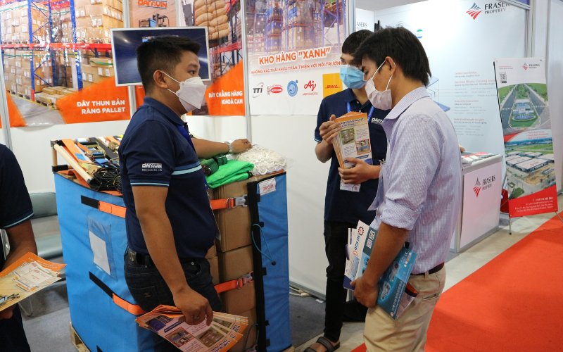 Bạn nhân viên của DARAVIN đang tư vấn khách về dòng sản phẩm chủ lực lưới quấn pallet tái sử dụng Bạn nhân viên của DARAVIN đang tư vấn khách về dòng sản phẩm chủ lực lưới quấn pallet tái sử dụng