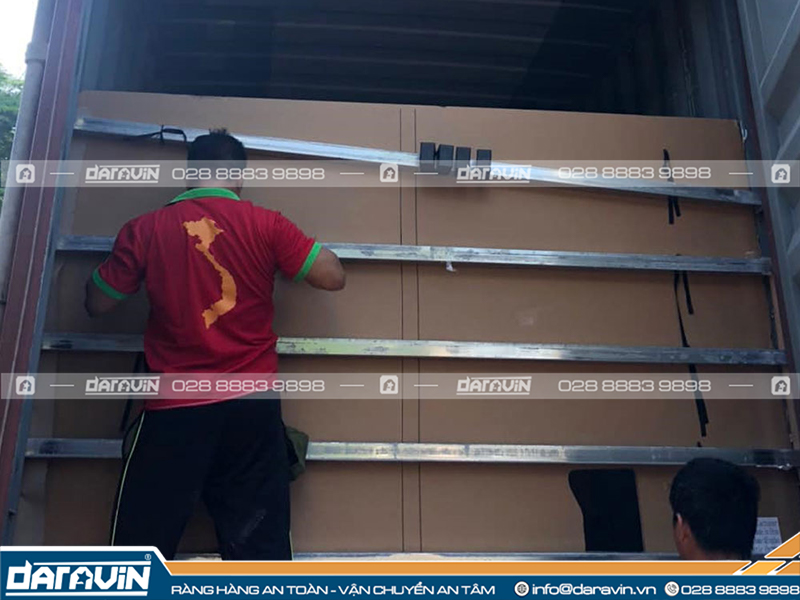 Blocking là phương pháp sử dụng các thanh chắn thùng container giúp cố định hàng an toàn Blocking là phương pháp sử dụng các thanh chắn thùng container giúp cố định hàng an toàn