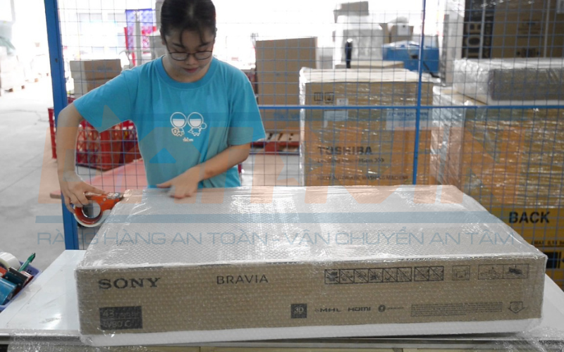 Bọc các loại màng chống sốc để hạn chế va đập trong quá trình vận chuyển Bọc các loại màng chống sốc để hạn chế va đập trong quá trình vận chuyển