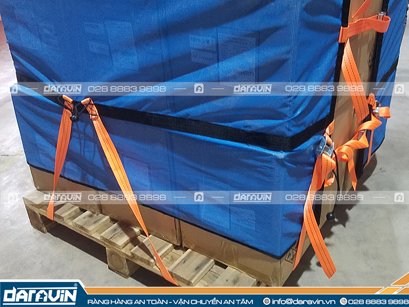 Gài các dây đai vào khóa cam Gài các dây đai vào khóa cam