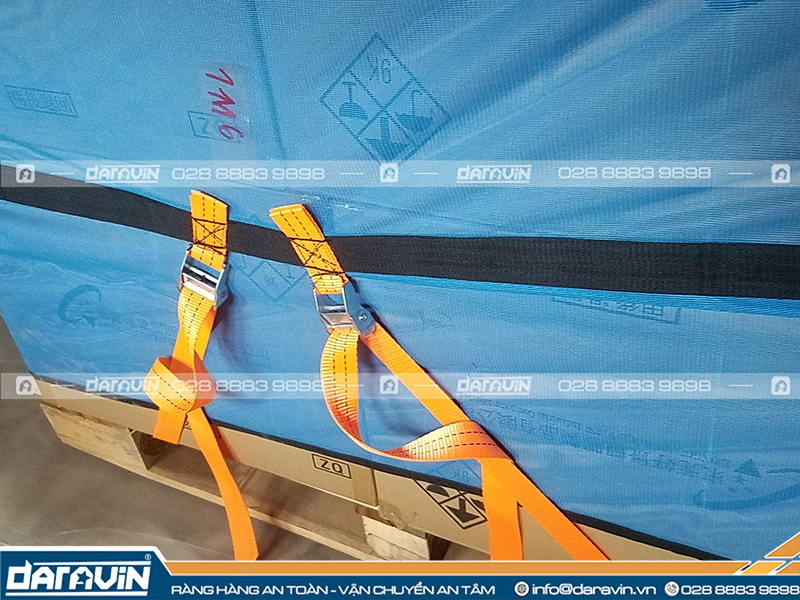 Gài các dây đai ở phần cố định vào chân pallet Gài các dây đai ở phần cố định vào chân pallet