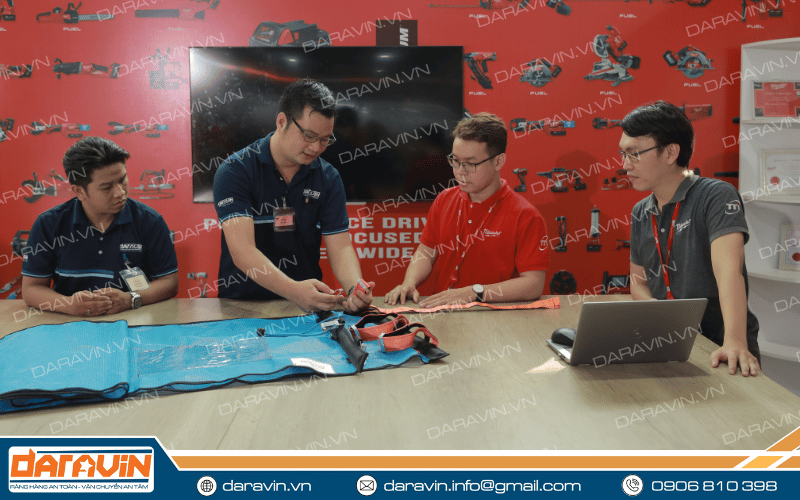 Các đối tác và khách hàng thường xuyên được tư vấn các mẫu lưới quấn pallet thiết kế mới Các đối tác và khách hàng thường xuyên được tư vấn các mẫu lưới quấn pallet thiết kế mới