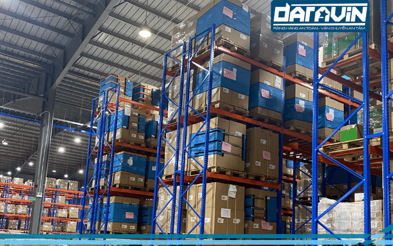 Các hàng hóa trên kệ cao nếu đã được sử dụng giải pháp ràng an toàn có thể yên tâm vệ sinh Các hàng hóa trên kệ cao nếu đã được sử dụng giải pháp ràng an toàn có thể yên tâm vệ sinh
