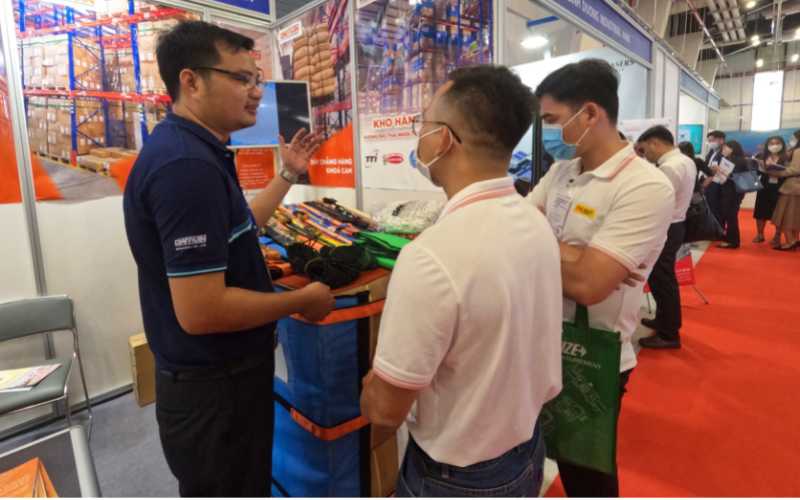 Các khách hàng doanh nghiệp được giải thích về các giá trị mà các sản phẩm của DARAVIN mang lại Các khách hàng doanh nghiệp được giải thích về các giá trị mà các sản phẩm của DARAVIN mang lại