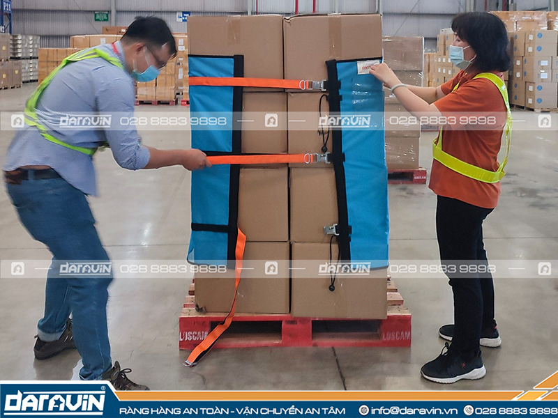 Các khóa ring xiết bị móp méo và gãy mối hàng làm lưới quấn pallet không thể sử dụng Các khóa ring xiết bị móp méo và gãy mối hàng làm lưới quấn pallet không thể sử dụng