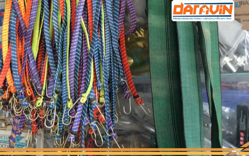 các mẫu dây thun dẹt giá rẻ được bày bán tại cửa hàng giờ đây bán rất chậm các mẫu dây thun dẹt giá rẻ được bày bán tại cửa hàng giờ đây bán rất chậm