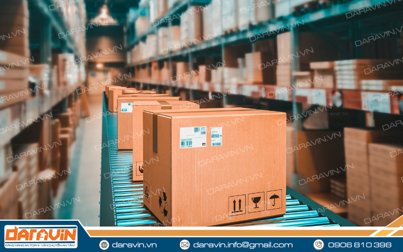 Các thùng carton được in kí hiệu ngay sau khi đóng gói thành phẩm Các thùng carton được in kí hiệu ngay sau khi đóng gói thành phẩm