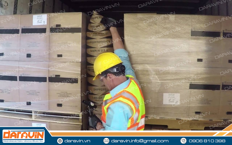 Cắt một lỗ trên túi khí chèn lót và xã hơi ra để thu hồi Cắt một lỗ trên túi khí chèn lót và xã hơi ra để thu hồi