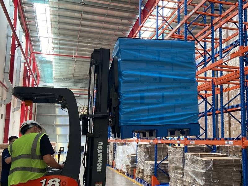 Kiểm tra độ ổn định của pallet khi xe nâng vào cua và nâng cao để đánh giá lưới có giữ chặt khối hàng hay không