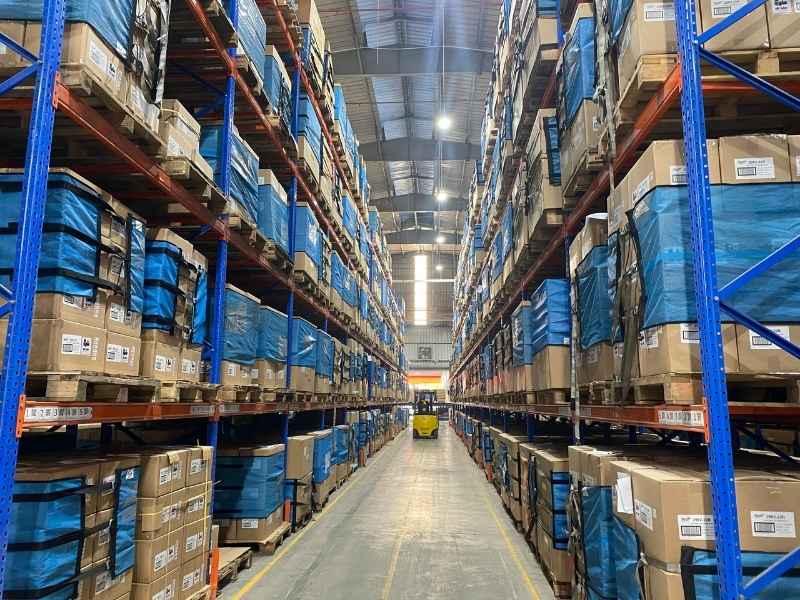 Lưới quấn pallet phù hợp kho luân chuyển cao, giúp quấn tháo nhanh, giữ hàng ổn định và giảm chi phí vật tư so với màng PE