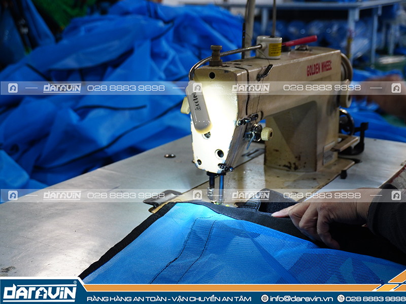 Công đoạn may lưới tại cơ sở sản xuất lưới quấn pallet daravin Bình Dương Công đoạn may lưới tại cơ sở sản xuất lưới quấn pallet daravin Bình Dương