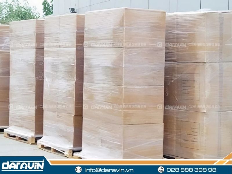 Màng PE tuy tiện lợi và chi phí đầu tư ban đầu thấp nhưng bộc lộ nhiều hạn chế về chi phí dài hạn, độ ổn định pallet, hiệu quả vận hành và tác động môi trường trong mô hình sản xuất xuất hàng liên tục