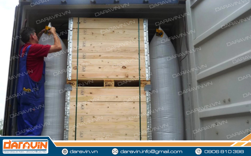 Đặt túi vào vị trí tránh các vật sắc nhọn Đặt túi vào vị trí tránh các vật sắc nhọn