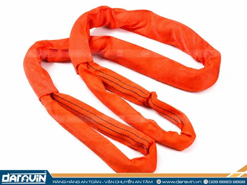 Dây cáp vải bản tròn có lõi sợi polyester chịu lực, bên ngoài bọc lớp vỏ dệt bảo vệ, phù hợp cho nâng hạ tải trọng lớn