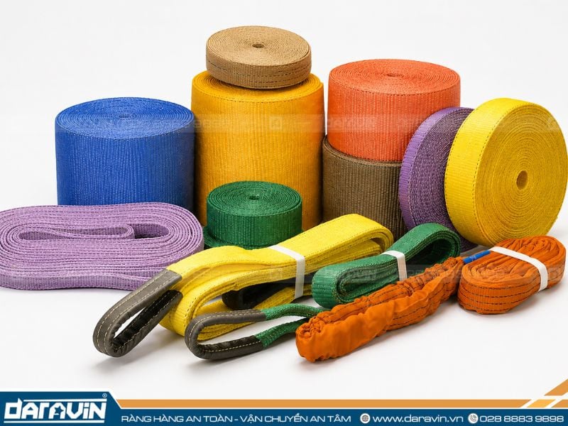 Cáp vải cẩu hàng chủ yếu sử dụng sợi polyester cường lực nhờ khả năng chịu tải tốt, ít giãn và bền trong nhiều điều kiện làm việc