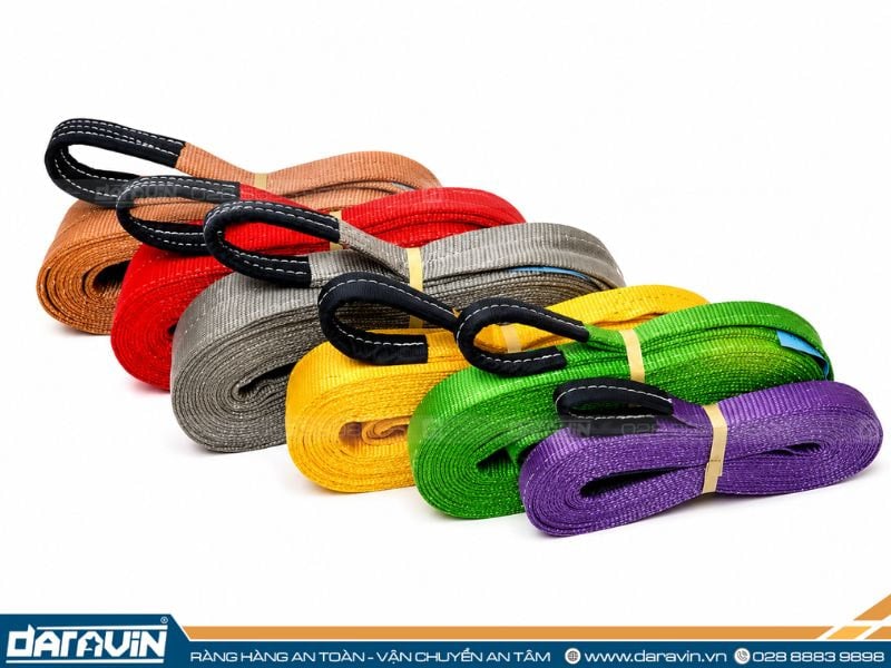 Chọn dây cẩu phù hợp cần dựa trên trọng lượng hàng, tải trọng làm việc, kiểu dây và chứng chỉ sản phẩm để đảm bảo an toàn khi nâng hạ
