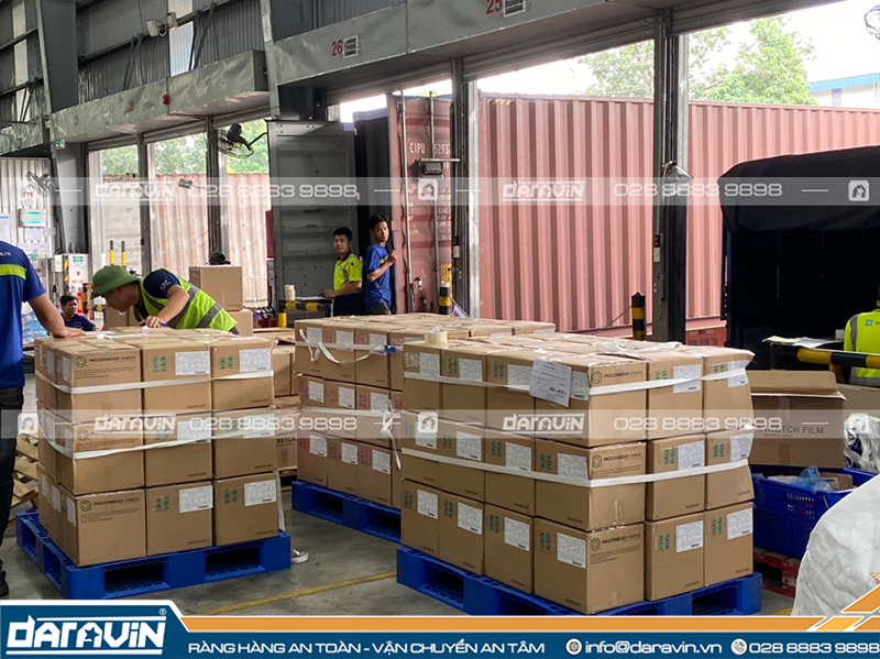 Dây chằng hàng khóa cam giúp cố định hàng trên pallet trong quá trình lưu kho Dây chằng hàng khóa cam giúp cố định hàng trên pallet trong quá trình lưu kho