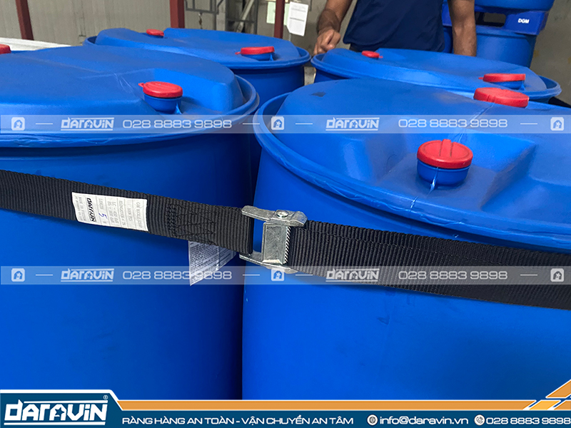 Dây chằng hàng khóa cam chằng được đa dạng các mặt hàng trên pallet Dây chằng hàng khóa cam chằng được đa dạng các mặt hàng trên pallet