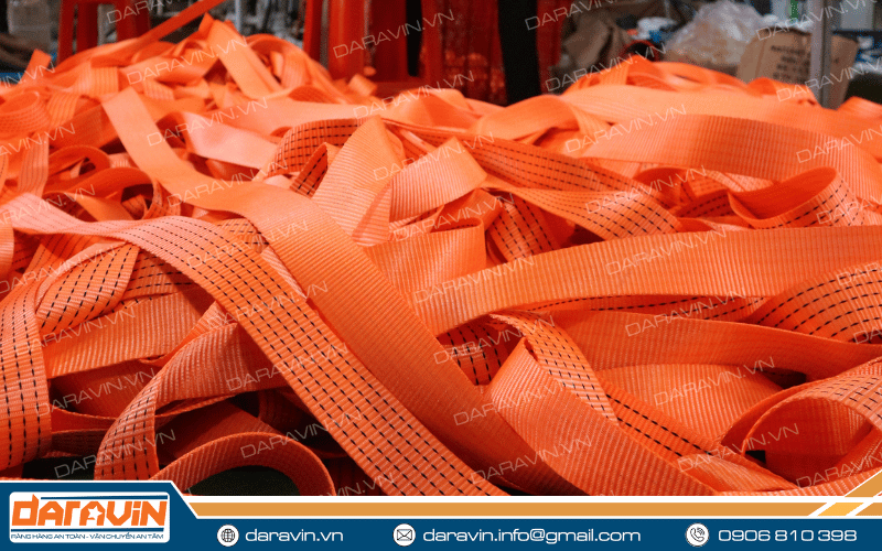 Dây đai Polyester có đặc tính bền không bị ảnh hưởng bởi hóa chất nên được ứng dụng nhiều trong việc sản xuất dây chằng hàng chuyên dụng Dây đai Polyester có đặc tính bền không bị ảnh hưởng bởi hóa chất nên được ứng dụng nhiều trong việc sản xuất dây chằng hàng chuyên dụng