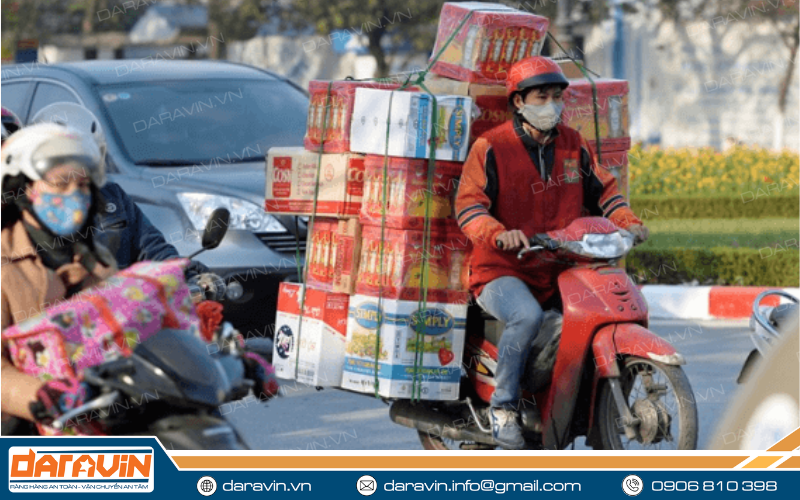 Dây dù được sử dụng khá phổ biến trong việc ràng hàng cồng kềnh trên xe máy Dây dù được sử dụng khá phổ biến trong việc ràng hàng cồng kềnh trên xe máy