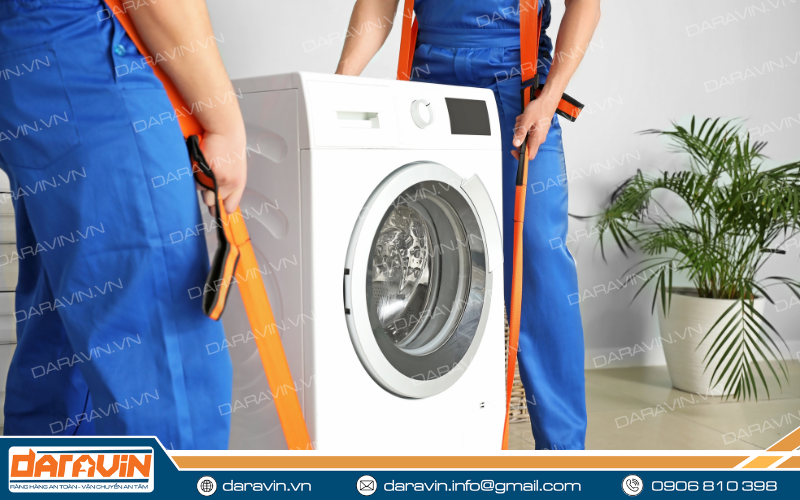 Di chuyển máy giặt ra xe cần ít nhất 2 người và vận chuyển theo tư thế đứng Di chuyển máy giặt ra xe cần ít nhất 2 người và vận chuyển theo tư thế đứng