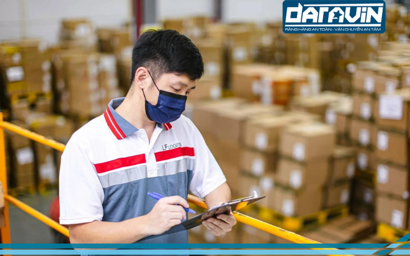 Đội ngũ cán bộ kho của LF Logistics và kỹ thuật DARAVIN cùng nghiên cứu những thói quen hành vi đóng gói hàng của nhân viên để tìm ra phương án tối ưu Đội ngũ cán bộ kho của LF Logistics và kỹ thuật DARAVIN cùng nghiên cứu những thói quen hành vi đóng gói hàng của nhân viên để tìm ra phương án tối ưu