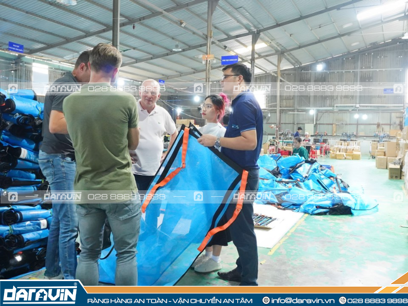 Sản phẩm lưới PVC quấn pallet được thảo luận trong buổi gặp gỡ