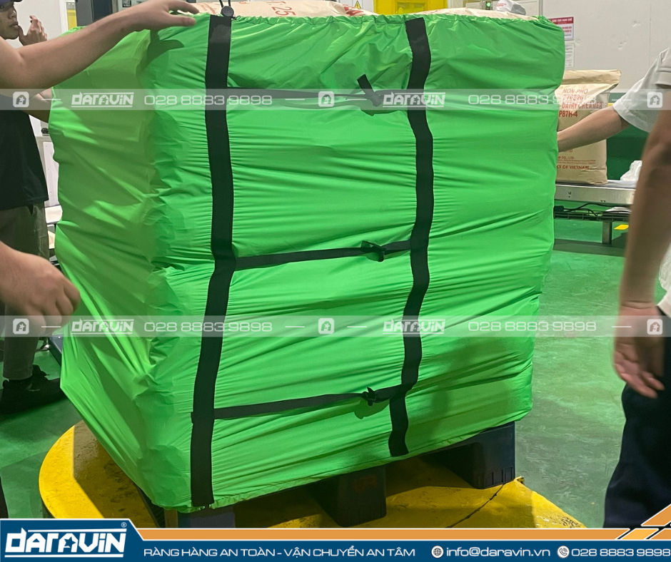 Lưới quấn pallet có viền dây thun của Daravin