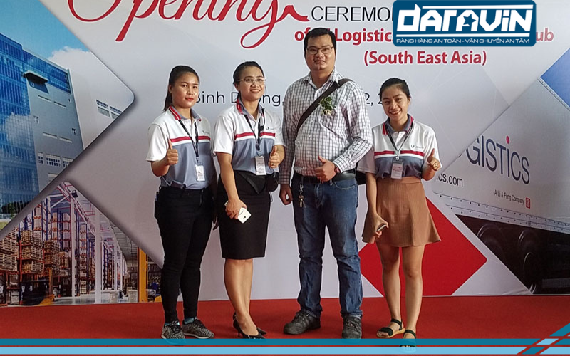 Giám đốc DARAVIN và đội ngũ cán bộ LF Logistics tại buổi lễ công bố dự án kho hàng xanh Giám đốc DARAVIN và đội ngũ cán bộ LF Logistics tại buổi lễ công bố dự án kho hàng xanh