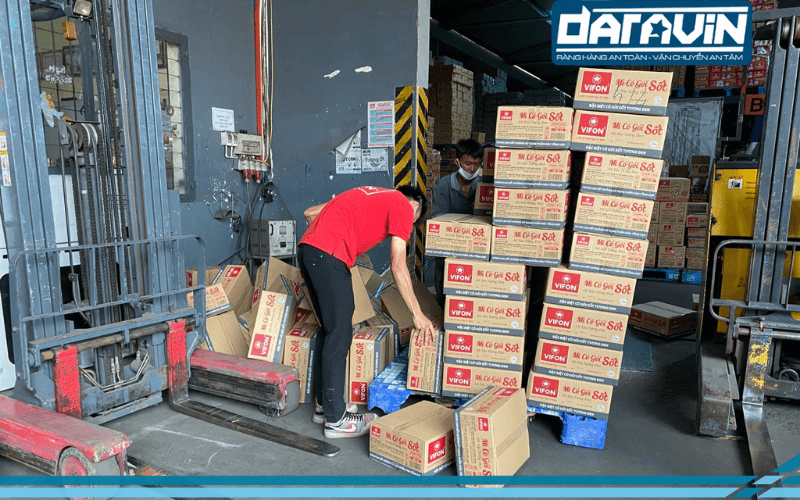 Hàng hóa chất cao nên trong quá trình vận chuyển thường xuyên bị rơi đổ gây khó khăn cho nhân công Hàng hóa chất cao nên trong quá trình vận chuyển thường xuyên bị rơi đổ gây khó khăn cho nhân công