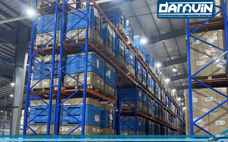 Hàng hóa được sắp xếp gọn gàng giúp tối ưu không gian kho hàng Hàng hóa được sắp xếp gọn gàng giúp tối ưu không gian kho hàng