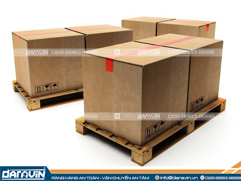 Hàng hoá được xếp vượt ra khỏi pallet dẫn đến móp méo cạnh thùng Hàng hoá được xếp vượt ra khỏi pallet dẫn đến móp méo cạnh thùng