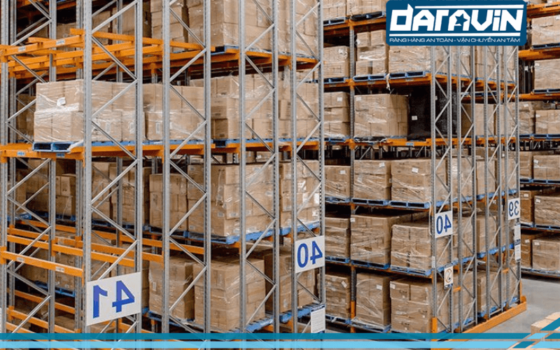 Hàng hóa tại Shopee được sắp xếp và bố trí trên các kệ pallet khá cao nhằm tối ưu không gian kho Hàng hóa tại Shopee được sắp xếp và bố trí trên các kệ pallet khá cao nhằm tối ưu không gian kho