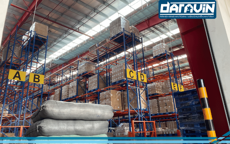 Hiện trạng kho hàng của Vidipha vẫn đang sử dụng các giải pháp quấn hàng truyền thống Hiện trạng kho hàng của Vidipha vẫn đang sử dụng các giải pháp quấn hàng truyền thống