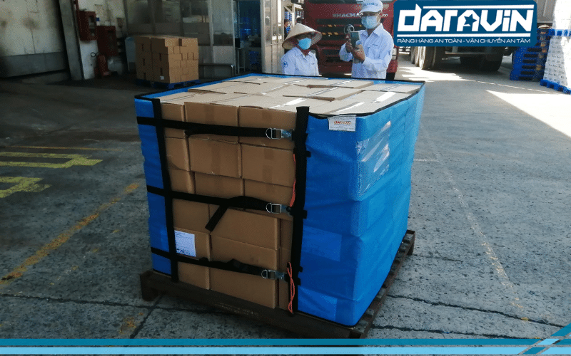 Hình thực tế buổi thử nghiệm lưới quấn pallet làm giải pháp quấn hàng tại nhà máy sữa Vinamilk Hình thực tế buổi thử nghiệm lưới quấn pallet làm giải pháp quấn hàng tại nhà máy sữa Vinamilk