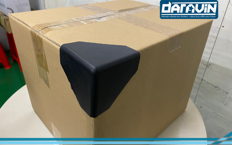 Hình thực tế công dụng của nẹp góc nhựa 3 chấu 75x75x75mm Hình thực tế công dụng của nẹp góc nhựa 3 chấu 75x75x75mm