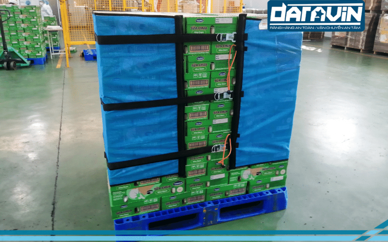 Hình thực tế mẫu lưới quấn pallet khóa xiết móc già đang được sử dụng tại nhà máy Vinamilk Hình thực tế mẫu lưới quấn pallet khóa xiết móc già đang được sử dụng tại nhà máy Vinamilk