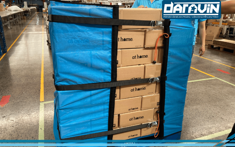 Hình thực tế mẫu lưới quấn pallet khóa xiết móc gài được sử dụng cho kho hàng Fleming Hình thực tế mẫu lưới quấn pallet khóa xiết móc gài được sử dụng cho kho hàng Fleming