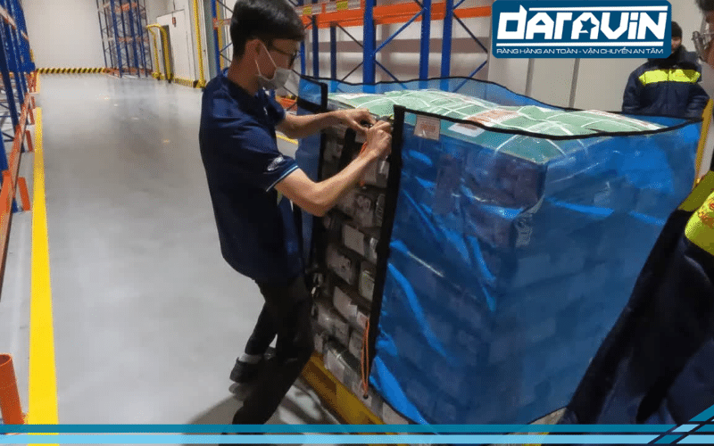 Hình thực tế sử dụng lưới quấn pallet DARAVIN tại kho hàng Việt ColdChain Hình thực tế sử dụng lưới quấn pallet DARAVIN tại kho hàng Việt ColdChain