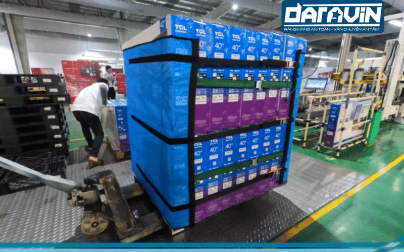 Hình thực tế sử dụng lưới quấn pallet tại kho hàng TCL Việt Nam Hình thực tế sử dụng lưới quấn pallet tại kho hàng TCL Việt Nam